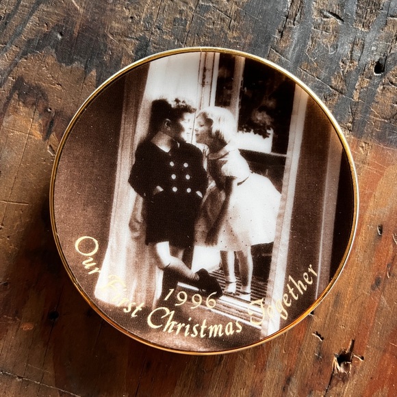 Hallmark Keepsake Ornament 1996 Our first Christmas Together - Picture 8 of 8